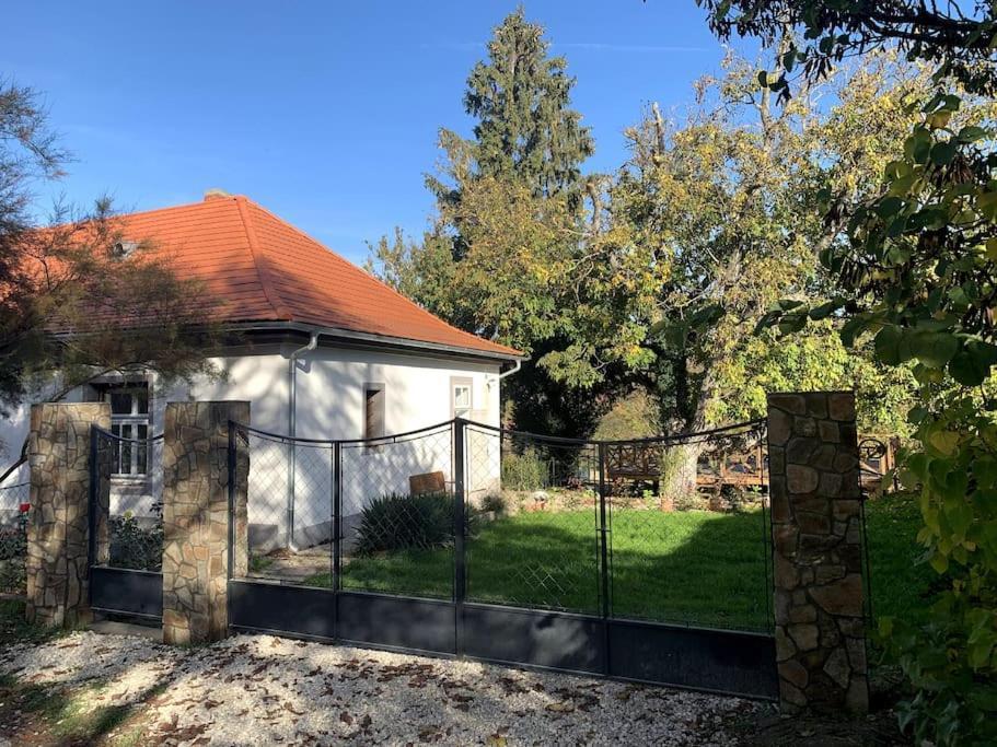 Parokia Apartman Es Coworking A Balaton Mellett Kaptalantoti Kültér fotó